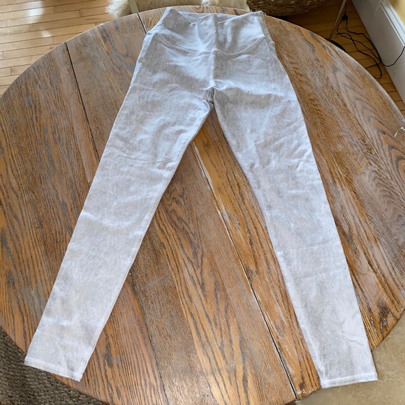 ALO gray 81 nylon,19 spand. metallic print legging - Picture 4 of 7